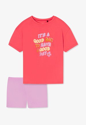 Rosa Baumwoll-T-Shirt mit buntem Text und einer lila Shorts. Das T-Shirt hat einen Rundhalsausschnitt und kurze Ärmel.
