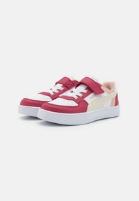 Rote und weiße Sneaker mit einem Klettverschluss, aus glattem Leder, mit Perforationen an der Zehenpartie und einer weißen Gummisohle.