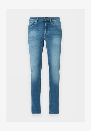 Mėlyni plonas džinsai iš džinsinio audinio su priekinėmis ir galinėmis kišenėmis, sagų užsegimu ir švelniu išblukimu ties šlaunimis ir keliais, pateikti ant balto fono.