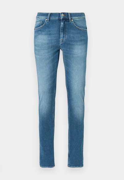 Μπλε τζιν slim-fit με μπροστινές και πίσω τσέπες, κλείσιμο με κουμπιά και ελαφριά ξεθώριασμα στους μηρούς και τα γόνατα, απεικονίζεται σε λευκό φόντο.