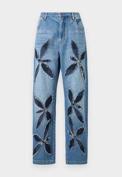 Jean en denim bleu clair avec de grandes applications de fleurs bleu foncé aux bords effilochés et ornements, coupe droite et ceinture standard.