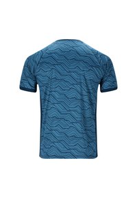 Kortärmad blå idrottströja med ett geometriskt mönster, rund hals, och kontrasterande mörkblå detaljer på ärmar och sidor.