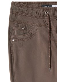 Pantalon marron avec taille élastique, cordon de serrage, poches avant avec rivets métalliques et détails de couture visibles.