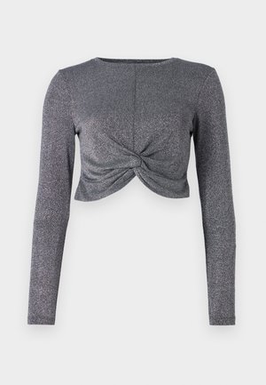 Ezüst, hosszú ujjú, cropped top, csavart elülső kialakítással, texturált, csillogó anyaggal, amely fokozza a fényt és a dimenziót.