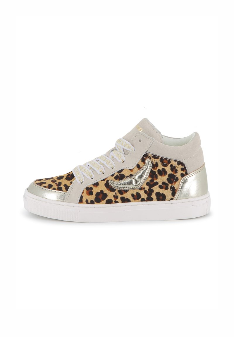 Leopardenmuster High-Top Sneaker mit grauen Wildlederakzenten, metallic-goldenen Details, weißen Schnürsenkeln und einer Gummisohle.