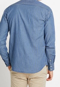 Blauw gestreept shirt van een lichtgewicht stof, met verticale witte strepen, knoopmanchetten en een gebogen zoom aan de achterkant.