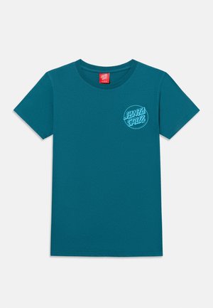 Žalsvai mėlynas trumpomis rankovėmis marškinėlis su nedideliu šviesiai mėlynu „Santa Cruz“ logotipu kairėje krūtinės pusėje, apvaliu kaklu, išdėliotas ant baltos fono.