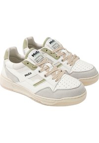 Witte en grijze sneakers met groene accenten, gemaakt van leer en mesh. Kenmerken zijn een geperforeerde neus, beige veters en branding op de tong.