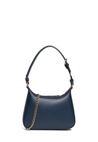 Granatowa skórzana torba na ramię o zakrzywionej sylwetce, krótki pasek na ramię i złoty akcent łańcucha. Gładka tekstura z minimalistycznym designem.