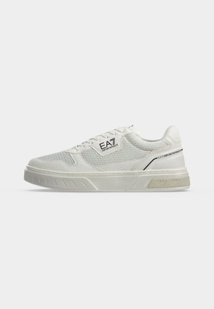 Pantof sport alb cu talpă joasă, cu panouri din plasă și piele, marca EA7 Emporio Armani pe lateral și pe călcâi, cu talpă groasă de cauciuc.