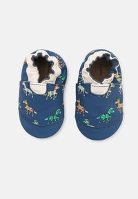 Chaussures pour bébés en cuir souple de couleur bleu marine avec une ouverture élastique festonnée. Présente des motifs de chevaux multicolores sur toute la surface. Convient pour les 0-6 mois.
