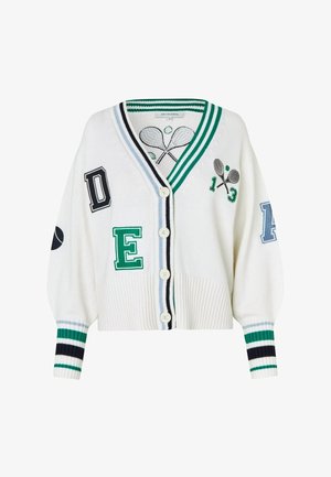 Bela jopica z gumbi z zeleno-črnim črtastim robom, motivi teniške loparice in žogice ter močnimi črkami "D", "E" in "A" na sprednji strani in rokavih.