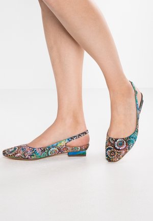 Brodzone baleriny na pasku, z kolorowymi wzorami, niskimi kwadratowymi obcasami i gładkim, błyszczącym wykończeniem. Otwarte boki zapewniają wentylację i styl.