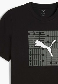 Camiseta de algodón negra con un logo de puma saltando en blanco y el texto "PUMA" apilado en gris claro, con cuello redondo y mangas cortas.