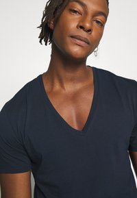 DRYKORN QUENTIN - T-shirt básica - navy