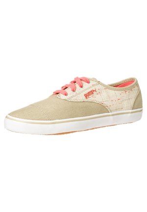Legerer beiger Sneaker mit korallenrosa Schnürsenkeln, weißer Sohle und Puma-Logo an der Seite, für den täglichen Gebrauch entworfen.