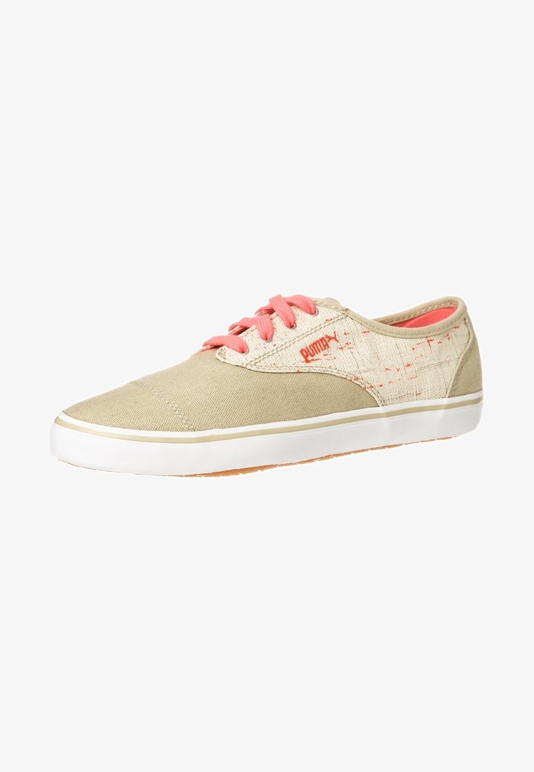 Baskets beige décontractées avec lacets rose corail, semelle blanche et logo Puma sur le côté, conçues pour un usage quotidien.