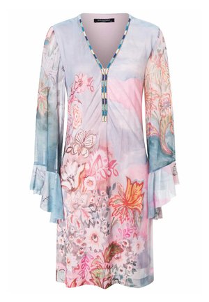 Jurk met bloemmotief in pastelroze, blauw en paars, V-hals met blauwe kralenrand en wijde, doorschijnende lange mouwen.
