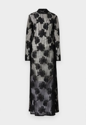 Rochie lungă neagră, transparentă, cu model floral din dantelă, guler înalt și mâneci lungi. Dispune de dungi verticale care accentuează o siluetă fluidă.