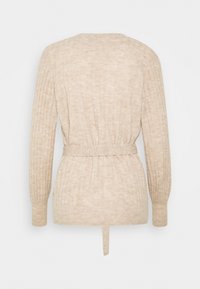 Beige stickad cardigan med långa ärmar, ribbat mönster, midjebälte och en slits bak. Mjuk, lätt material.