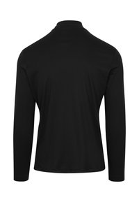 Zwarte blouse met lange mouwen, hoge kraag, een gladde textuur en een getailleerde pasvorm. Geen zichtbare patronen of hardware-accenten.