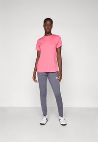 Under Armour CHALLENGER - T-shirt basique - super pink/white