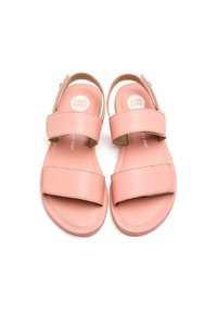 Sandalias rosas con dos correas anchas, talón abierto y una textura de cuero sintético suave. Presentan un logo circular en la plantilla.