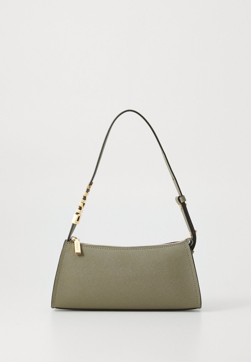 Bolsa de mão texturizada verde com uma forma triangular slim, detalhes em metal dourado e uma alça curta com elos decorativos. Fecho com zíper.