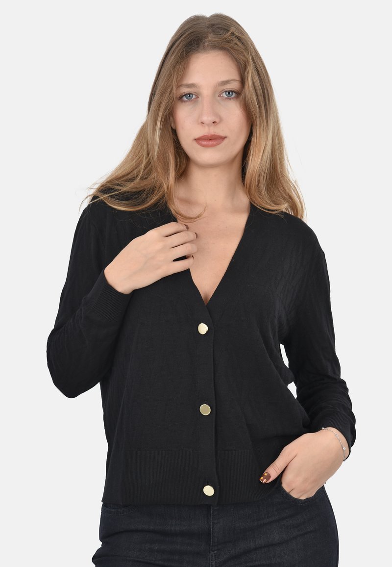 Cardigan nero con tessuto testurizzato, scollo a V e bottoni dorati. Presenta maniche lunghe e una vita aderente.