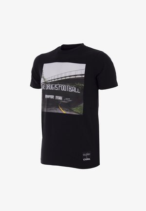 Zwarte katoenen t-shirt met een fotografische print met de tekst "DE DRUG IS VOETBAL," korte mouwen en een label aan de zoom.