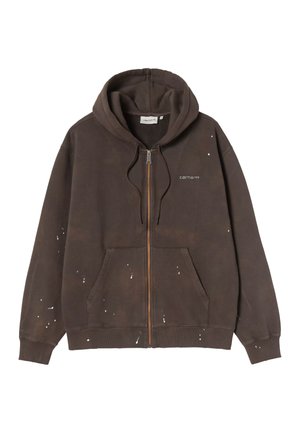 Sudadera con capucha marrón con cremallera, bolsillos delanteros, capucha con cordón, manchas de pintura blancas y pequeño logo de Carhartt en el pecho izquierdo.