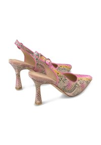 Décolleté slingback con punta affilata, in pelle con stampa pitone multicolore e dettagli rosa. Presentano una fibbia e un tacco a stiletto.