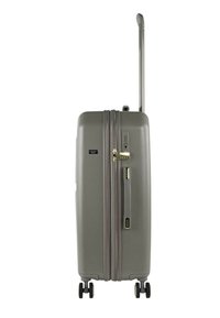 Maleta rígida en gris con asa retráctil, ruedas dobles y cremalleras visibles; incluye un candado de combinación y detalles de marca.