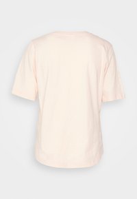 T-shirt rosa chiaro a maniche corte con colletto rotondo. Tessuto morbido e liscio con vestibilità comoda. Nessun motivo visibile o dettagli notevoli.