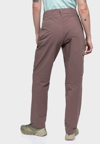 Braune, leichte Outdoor-Hosen mit geradem Schnitt, die seitliche Cargo-Taschen und verstärkte Kniepaneele aufweisen.