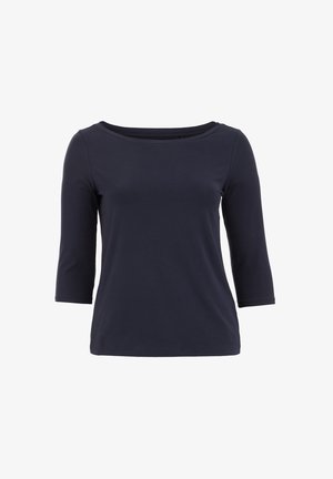 Tamsiai mėlynas moteriškas viršus su trimis ketvirtadaliais rankovių ir valtine apykakle, pateiktas ant paprastos baltos fono.