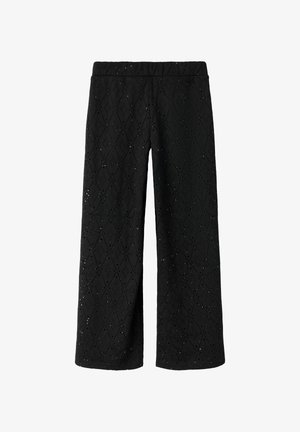 Pantalones de pierna ancha negros, confeccionados en una tela texturizada con un patrón de diamantes y pequeños cortes. Cintura elástica para un uso cómodo.