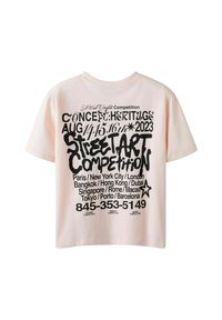 Rosa kortärmad t-shirt med stor svart textdesign som visar olika städer och evenemangsdetaljer, med en avslappnad passform.