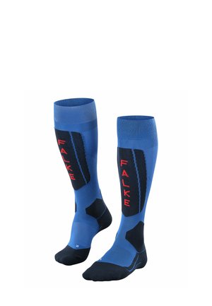 Blauwe sportkousen tot de knie met zwarte accenten en een rood logo. Heeft textuurpatronen en ondersteuningszones voor comfort tijdens activiteiten.