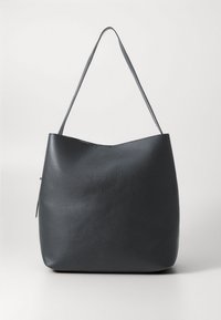 Svart strukturerad läder tote-väska med en axelrem, enkel minimalistisk design, visad mot en ljus enfärgad bakgrund.