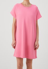 Vestido corto de manga corta en color rosa, hecho de una tela suave, con un corte relajado, escote redondo y un diseño de dobladillo casual.