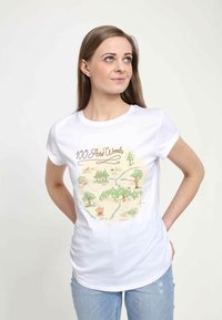 Bílá bavlněná tričko s barevně tištěnou mapou Lesa 100 akrů, na které jsou stromy, řeka a významné pamětihodnosti.