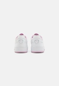 Zapatillas blancas con acentos rosas y una parte trasera texturizada. Presenta un logo en la parte posterior y un cuello acolchado para mayor comodidad. Diseño de suela plana.