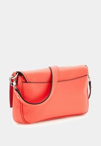Borsa in pelle di un vivace corallo, caratterizzata da una forma rettangolare strutturata, una texture liscia e una tracolla staccabile con accessori metallici.