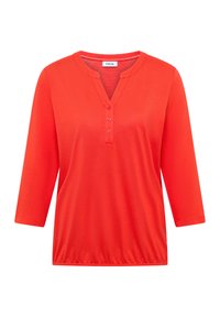 Chemise rouge vif pour femme à manches longues avec trois boutons au col en V et ourlet élastique, portant l'étiquette "CECIL" à l'intérieur du col.