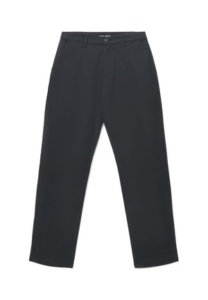 Pantaloni neri a gamba dritta con passanti per cintura, tasche laterali, chiusura con bottoni e pieghe frontali, mostrati su sfondo bianco.