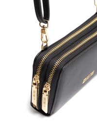 Černá kožená kabelka přes rameno se dvěma zlatými zipy, s texturovaným předním dílem a hladkými boky; obsahuje odnímatelný popruh a detail loga.