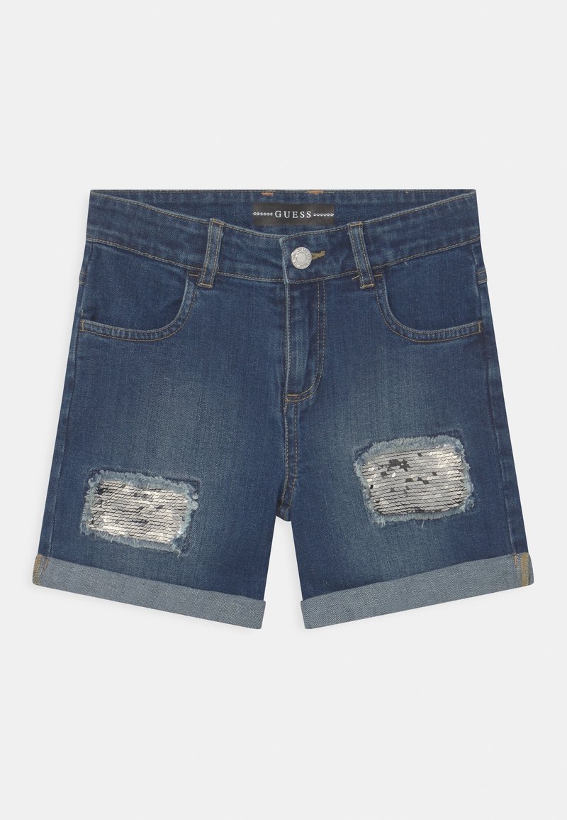 Pantalones cortos de mezclilla en azul oscuro con un diseño desgastado. Presenta dos bolsillos deshilachados con acentos plateados y un dobladillo plegado en la parte inferior.