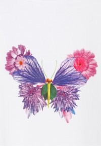 Afbeelding van een vlinder gemaakt van paarse bloemen met groene accenten op een witte achtergrond. De vlinder heeft levendige kleuren en gedetailleerde texturen.