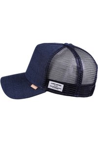 Gorra de béisbol azul marino con una parte delantera sólida y trasera de malla. Cuenta con una etiqueta rectangular en el lado y un visera curvada. Tejido texturizado.